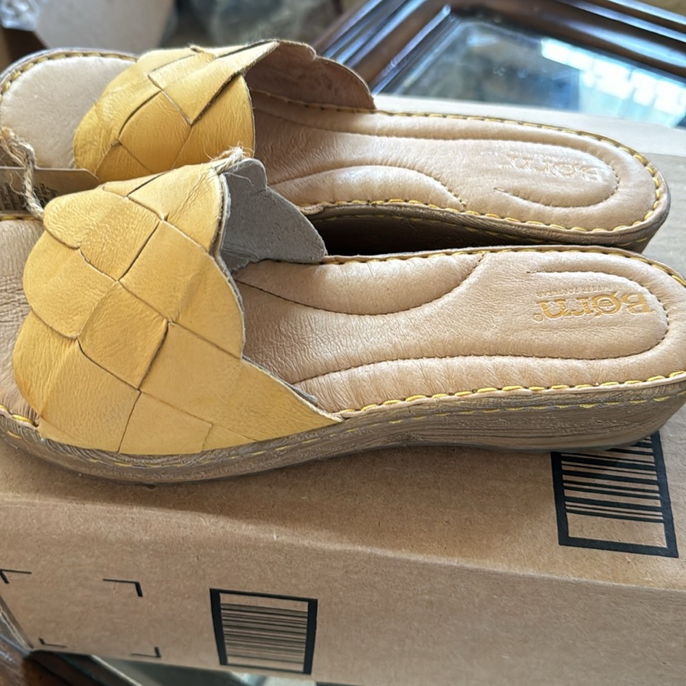 Born women’s sandals size 9 leather handcrafted color is yellow. Wooden heel - Picture 3 of 8